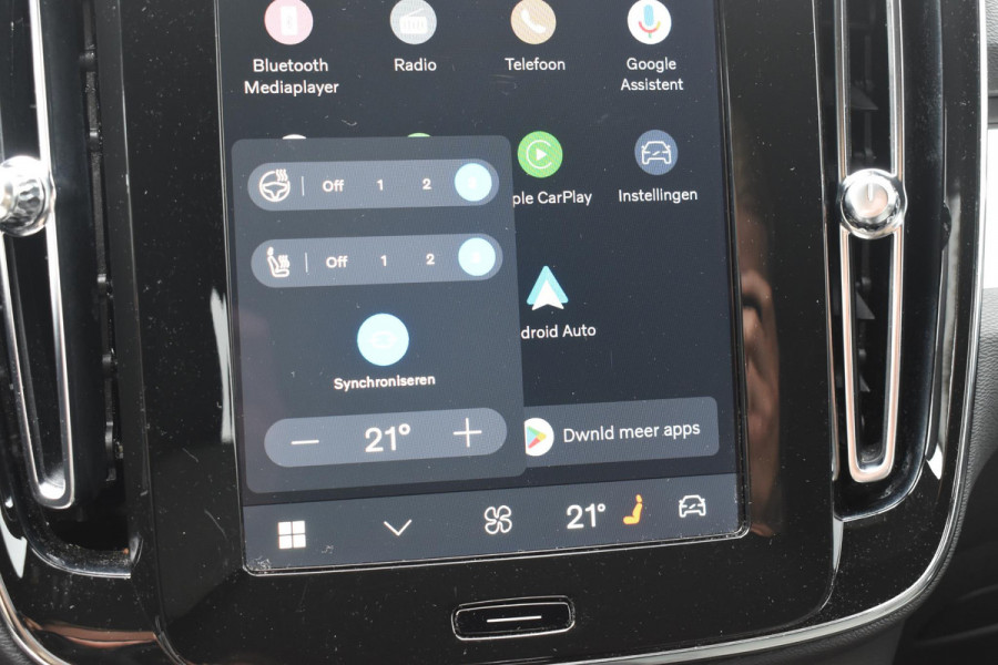 Volvo XC40 B4 211PK Automaat Plus Dark / Adaptive Cruise Control / Harman Kardon / Stuur- & Stoelverwarming / Elektrische achterklep / Achteruitrijcamera / Elektrische stoelverst. met geheugen / Trekhaak elektrisch inklapbaar