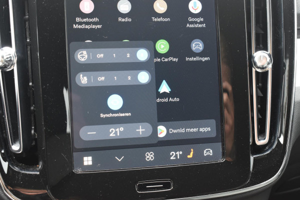 Volvo XC40 B4 211PK Automaat Plus Dark / Adaptive Cruise Control / Harman Kardon / Stuur- & Stoelverwarming / Elektrische achterklep / Achteruitrijcamera / Elektrische stoelverst. met geheugen / Trekhaak elektrisch inklapbaar