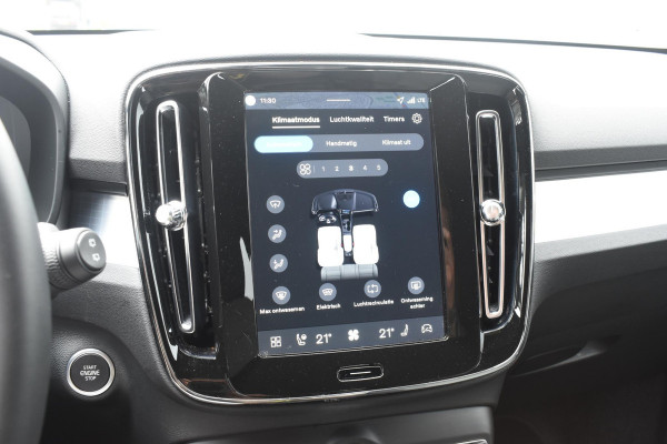 Volvo XC40 B4 211PK Automaat Plus Dark / Adaptive Cruise Control / Harman Kardon / Stuur- & Stoelverwarming / Elektrische achterklep / Achteruitrijcamera / Elektrische stoelverst. met geheugen / Trekhaak elektrisch inklapbaar