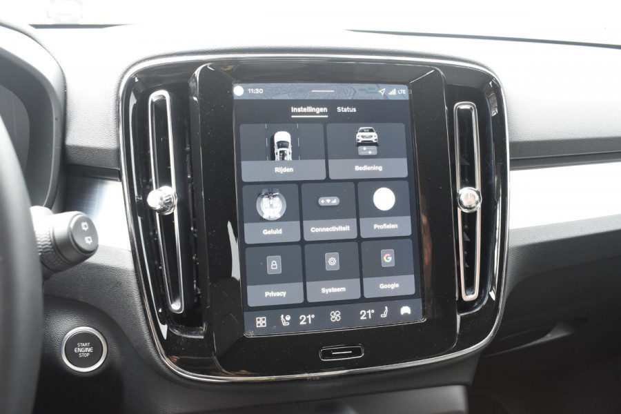 Volvo XC40 B4 211PK Automaat Plus Dark / Adaptive Cruise Control / Harman Kardon / Stuur- & Stoelverwarming / Elektrische achterklep / Achteruitrijcamera / Elektrische stoelverst. met geheugen / Trekhaak elektrisch inklapbaar