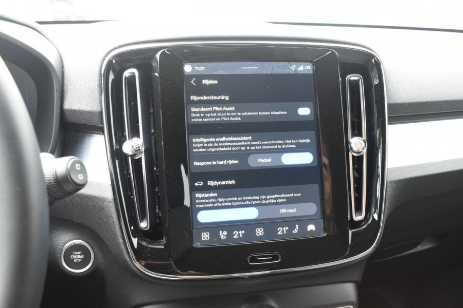 Volvo XC40 B4 211PK Automaat Plus Dark / Adaptive Cruise Control / Harman Kardon / Stuur- & Stoelverwarming / Elektrische achterklep / Achteruitrijcamera / Elektrische stoelverst. met geheugen / Trekhaak elektrisch inklapbaar