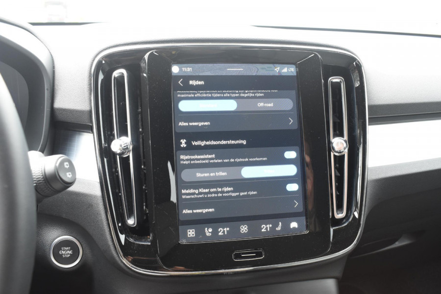 Volvo XC40 B4 211PK Automaat Plus Dark / Adaptive Cruise Control / Harman Kardon / Stuur- & Stoelverwarming / Elektrische achterklep / Achteruitrijcamera / Elektrische stoelverst. met geheugen / Trekhaak elektrisch inklapbaar