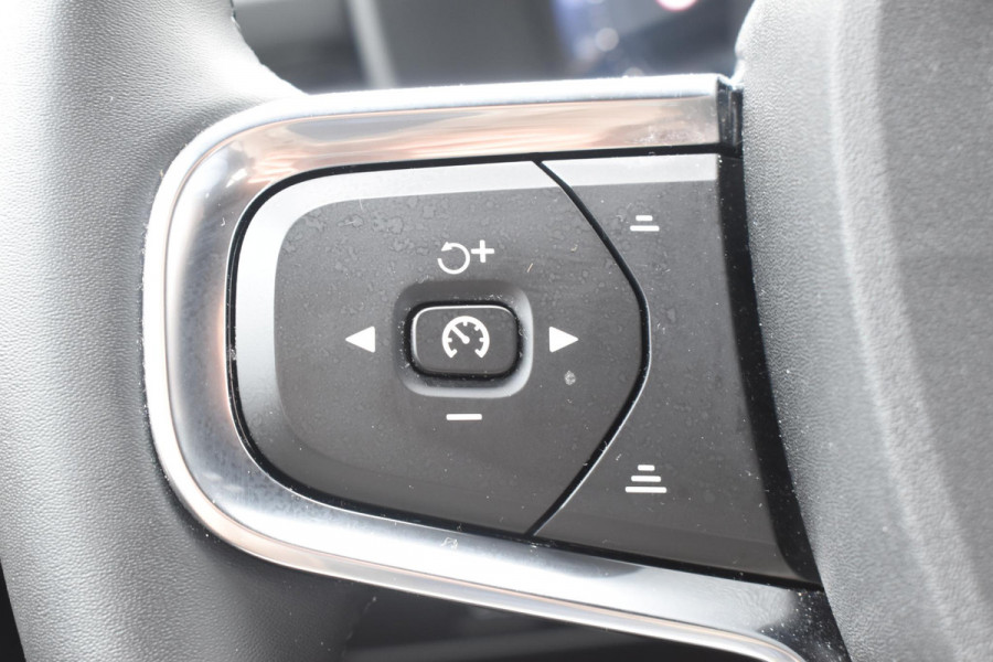Volvo XC40 B4 211PK Automaat Plus Dark / Adaptive Cruise Control / Harman Kardon / Stuur- & Stoelverwarming / Elektrische achterklep / Achteruitrijcamera / Elektrische stoelverst. met geheugen / Trekhaak elektrisch inklapbaar