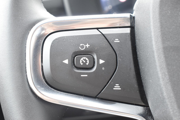 Volvo XC40 B4 211PK Automaat Plus Dark / Adaptive Cruise Control / Harman Kardon / Stuur- & Stoelverwarming / Elektrische achterklep / Achteruitrijcamera / Elektrische stoelverst. met geheugen / Trekhaak elektrisch inklapbaar