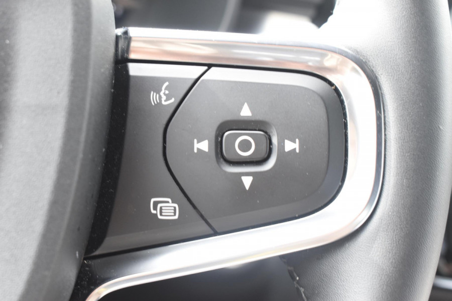 Volvo XC40 B4 211PK Automaat Plus Dark / Adaptive Cruise Control / Harman Kardon / Stuur- & Stoelverwarming / Elektrische achterklep / Achteruitrijcamera / Elektrische stoelverst. met geheugen / Trekhaak elektrisch inklapbaar