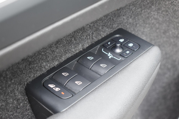 Volvo XC40 B4 211PK Automaat Plus Dark / Adaptive Cruise Control / Harman Kardon / Stuur- & Stoelverwarming / Elektrische achterklep / Achteruitrijcamera / Elektrische stoelverst. met geheugen / Trekhaak elektrisch inklapbaar
