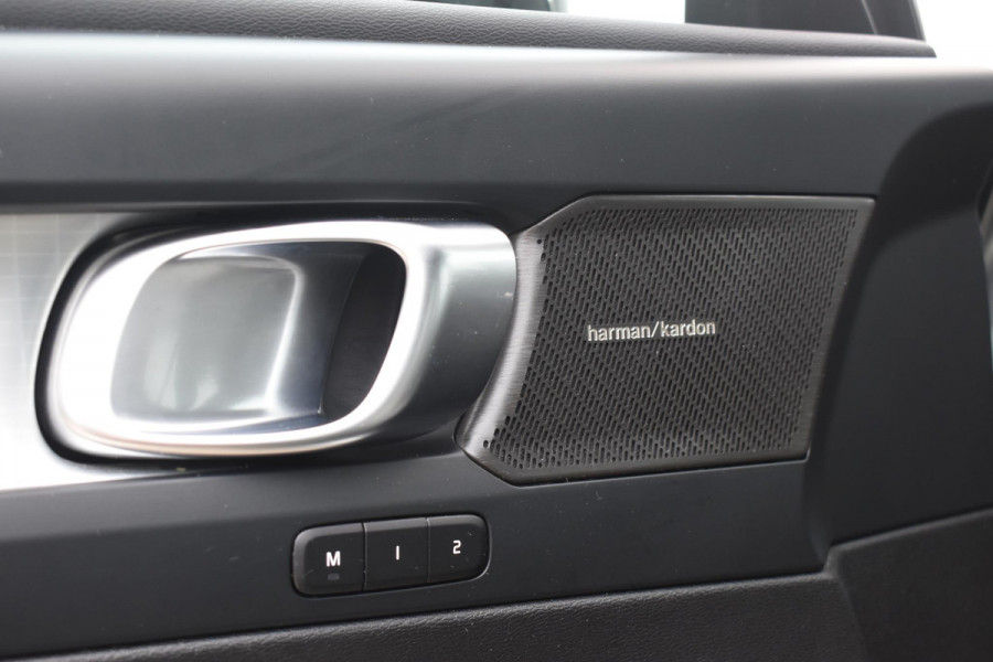 Volvo XC40 B4 211PK Automaat Plus Dark / Adaptive Cruise Control / Harman Kardon / Stuur- & Stoelverwarming / Elektrische achterklep / Achteruitrijcamera / Elektrische stoelverst. met geheugen / Trekhaak elektrisch inklapbaar