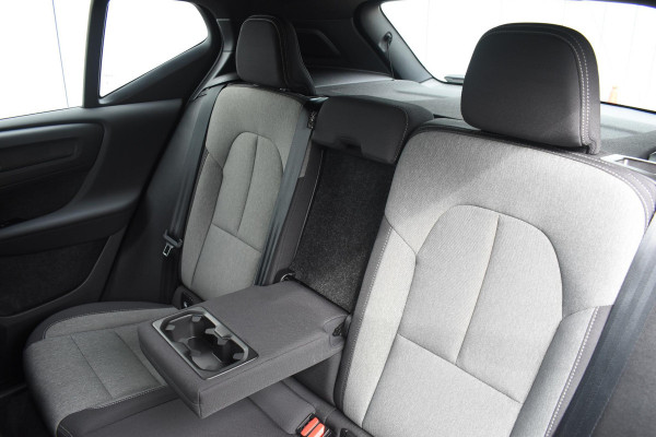 Volvo XC40 B4 211PK Automaat Plus Dark / Adaptive Cruise Control / Harman Kardon / Stuur- & Stoelverwarming / Elektrische achterklep / Achteruitrijcamera / Elektrische stoelverst. met geheugen / Trekhaak elektrisch inklapbaar