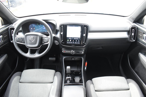 Volvo XC40 B4 211PK Automaat Plus Dark / Adaptive Cruise Control / Harman Kardon / Stuur- & Stoelverwarming / Elektrische achterklep / Achteruitrijcamera / Elektrische stoelverst. met geheugen / Trekhaak elektrisch inklapbaar