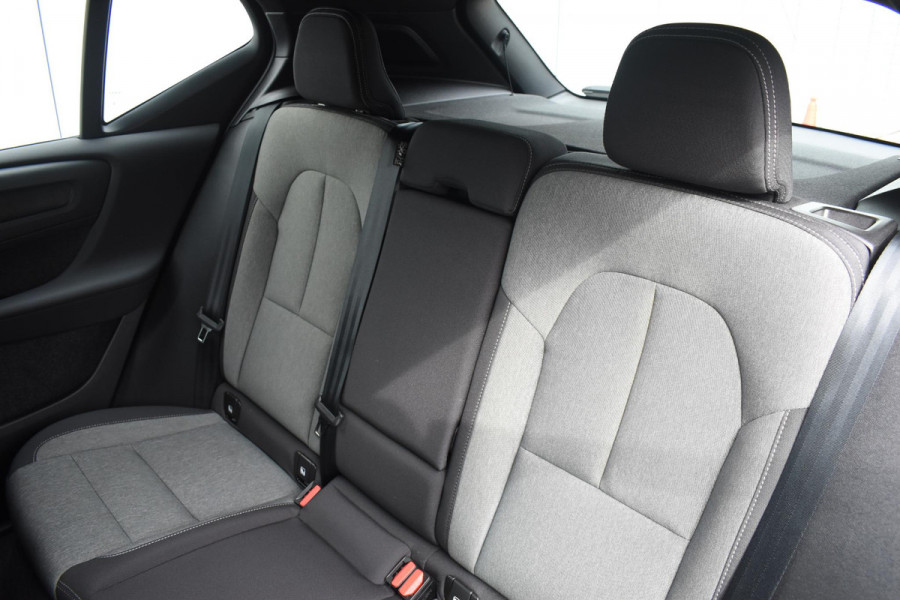 Volvo XC40 B4 211PK Automaat Plus Dark / Adaptive Cruise Control / Harman Kardon / Stuur- & Stoelverwarming / Elektrische achterklep / Achteruitrijcamera / Elektrische stoelverst. met geheugen / Trekhaak elektrisch inklapbaar