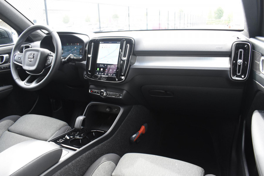 Volvo XC40 B4 211PK Automaat Plus Dark / Adaptive Cruise Control / Harman Kardon / Stuur- & Stoelverwarming / Elektrische achterklep / Achteruitrijcamera / Elektrische stoelverst. met geheugen / Trekhaak elektrisch inklapbaar