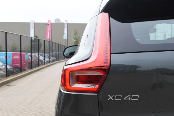 Volvo XC40 B4 211PK Automaat Plus Dark / Adaptive Cruise Control / Harman Kardon / Stuur- & Stoelverwarming / Elektrische achterklep / Achteruitrijcamera / Elektrische stoelverst. met geheugen / Trekhaak elektrisch inklapbaar