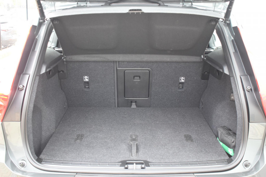 Volvo XC40 B4 211PK Automaat Plus Dark / Adaptive Cruise Control / Harman Kardon / Stuur- & Stoelverwarming / Elektrische achterklep / Achteruitrijcamera / Elektrische stoelverst. met geheugen / Trekhaak elektrisch inklapbaar