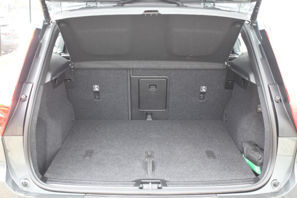 Volvo XC40 B4 211PK Automaat Plus Dark / Adaptive Cruise Control / Harman Kardon / Stuur- & Stoelverwarming / Elektrische achterklep / Achteruitrijcamera / Elektrische stoelverst. met geheugen / Trekhaak elektrisch inklapbaar