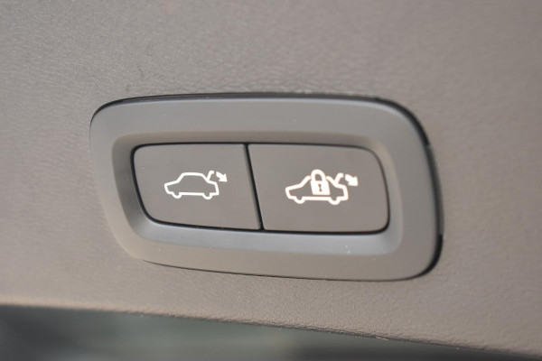 Volvo XC40 B4 211PK Automaat Plus Dark / Adaptive Cruise Control / Harman Kardon / Stuur- & Stoelverwarming / Elektrische achterklep / Achteruitrijcamera / Elektrische stoelverst. met geheugen / Trekhaak elektrisch inklapbaar