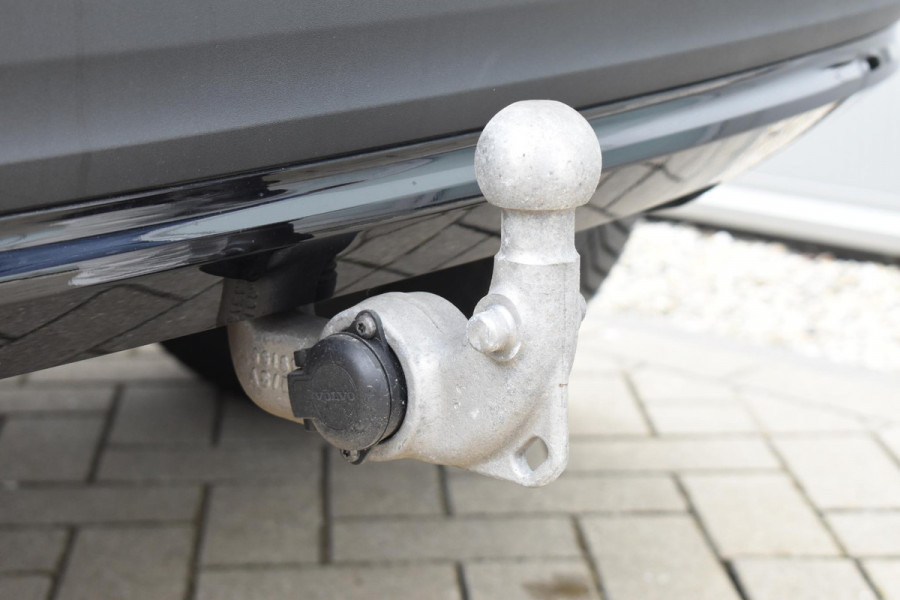 Volvo XC40 B4 211PK Automaat Plus Dark / Adaptive Cruise Control / Harman Kardon / Stuur- & Stoelverwarming / Elektrische achterklep / Achteruitrijcamera / Elektrische stoelverst. met geheugen / Trekhaak elektrisch inklapbaar