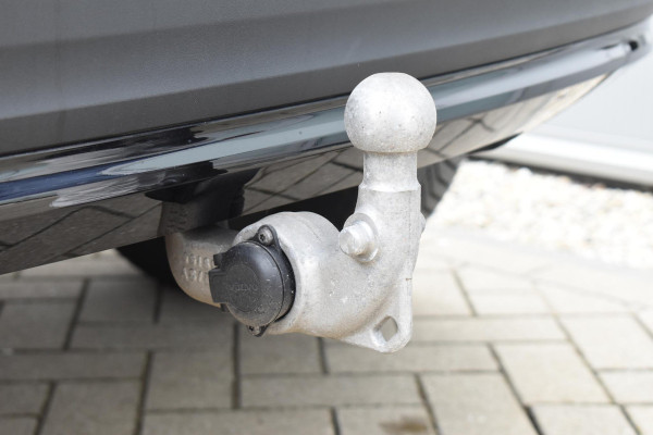 Volvo XC40 B4 211PK Automaat Plus Dark / Adaptive Cruise Control / Harman Kardon / Stuur- & Stoelverwarming / Elektrische achterklep / Achteruitrijcamera / Elektrische stoelverst. met geheugen / Trekhaak elektrisch inklapbaar