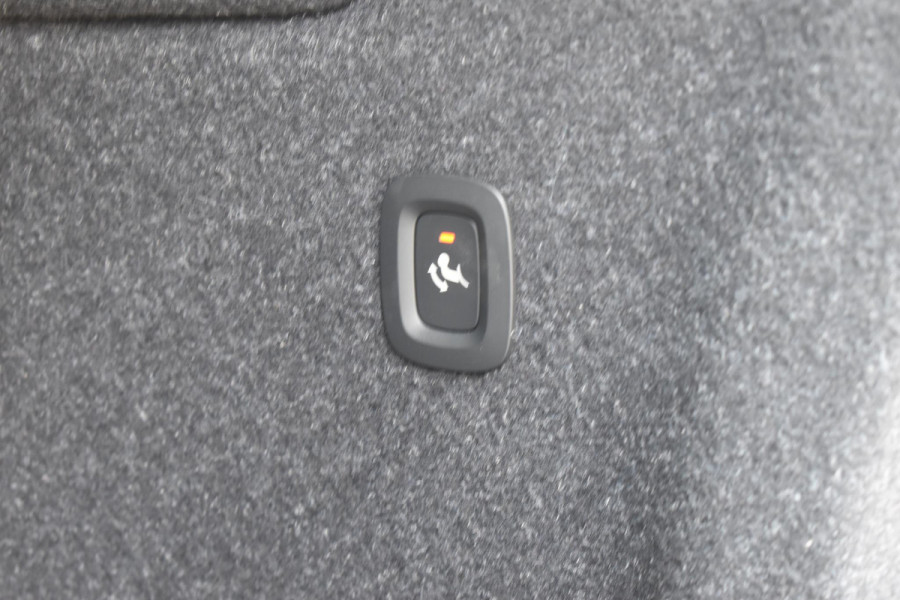 Volvo XC40 B4 211PK Automaat Plus Dark / Adaptive Cruise Control / Harman Kardon / Stuur- & Stoelverwarming / Elektrische achterklep / Achteruitrijcamera / Elektrische stoelverst. met geheugen / Trekhaak elektrisch inklapbaar