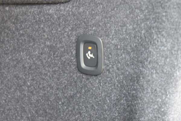 Volvo XC40 B4 211PK Automaat Plus Dark / Adaptive Cruise Control / Harman Kardon / Stuur- & Stoelverwarming / Elektrische achterklep / Achteruitrijcamera / Elektrische stoelverst. met geheugen / Trekhaak elektrisch inklapbaar