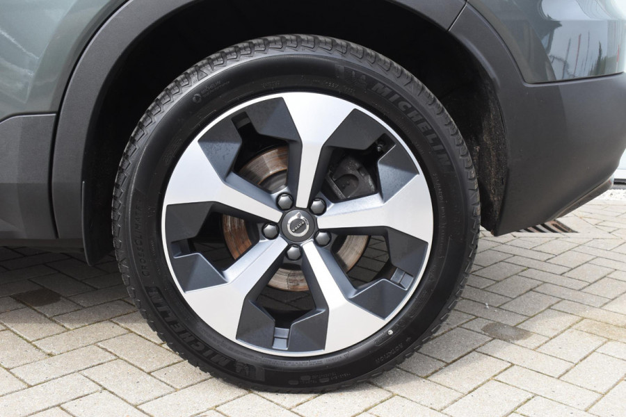 Volvo XC40 B4 211PK Automaat Plus Dark / Adaptive Cruise Control / Harman Kardon / Stuur- & Stoelverwarming / Elektrische achterklep / Achteruitrijcamera / Elektrische stoelverst. met geheugen / Trekhaak elektrisch inklapbaar
