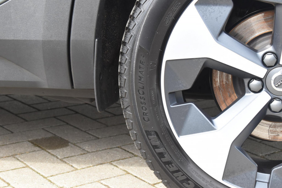 Volvo XC40 B4 211PK Automaat Plus Dark / Adaptive Cruise Control / Harman Kardon / Stuur- & Stoelverwarming / Elektrische achterklep / Achteruitrijcamera / Elektrische stoelverst. met geheugen / Trekhaak elektrisch inklapbaar