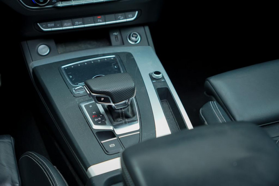 Audi Q5 3.0 TDI quattro Sport S Line Black Edition / Pano / Leder / Luchtvering / Adaptive Cruise