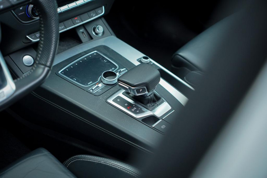 Audi Q5 3.0 TDI quattro Sport S Line Black Edition / Pano / Leder / Luchtvering / Adaptive Cruise