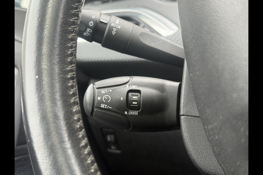 Peugeot 2008 1.2 PureTech Blue Lion 2e Eigenaar|Navi|Pano|Carplay|D-riem vv in 2024|Trekhaak|Airco|Cruise|PDC|N.A.P|APK tot 02-2027