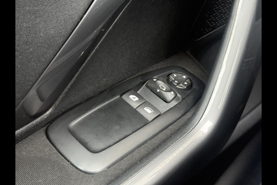 Peugeot 2008 1.2 PureTech Blue Lion 2e Eigenaar|Navi|Pano|Carplay|D-riem vv in 2024|Trekhaak|Airco|Cruise|PDC|N.A.P|APK tot 02-2027