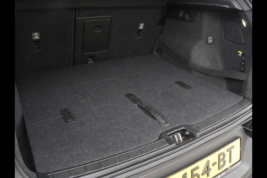 Volvo XC40 1.5 T3 Inscription | Leder | Stoelverwarming | Trekhaak | Carplay | Harman/Kardon | Camera | Keyless | Navigatie | Achterbankverwarming | Memory | Full LED | Cruise control | Parkeerhulp