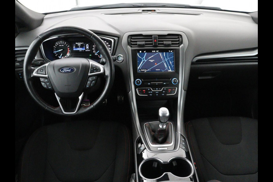 Ford Mondeo 1.5 ST Line | Trekhaak | Stoelverwarming | Keyless | Carplay | Navigatie | Stuurverwarming | Park Assist | Sfeerverlichting | DAB | Climate control | Bluetooth | Cruise control | Origineel NL