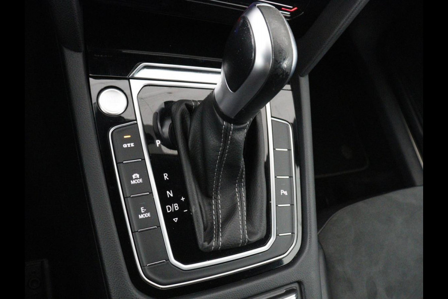 Volkswagen Arteon Shooting Brake 1.4 TSI eHybrid R-Line Business+ | SOH 91,1% | Panoramadak | Trekhaak | Stoelverwarming | Matrix LED | Carplay | Sfeerverlichting | Adaptive cruise | Leder/Alcantara | PHEV | Plug In