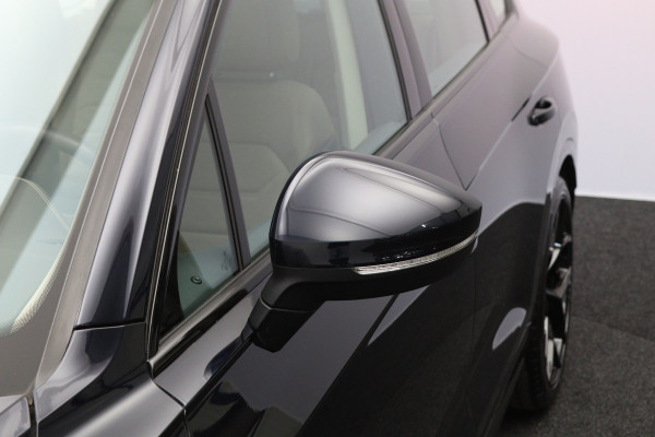 Volkswagen Touareg 3.0 TDI 286 PK R-Line, Luchtvering, Trekhaak, Panoramadak, Adap. Cruise Control