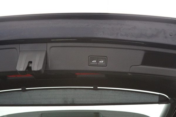 Volkswagen Touareg 3.0 TDI 286 PK R-Line, Luchtvering, Trekhaak, Panoramadak, Adap. Cruise Control
