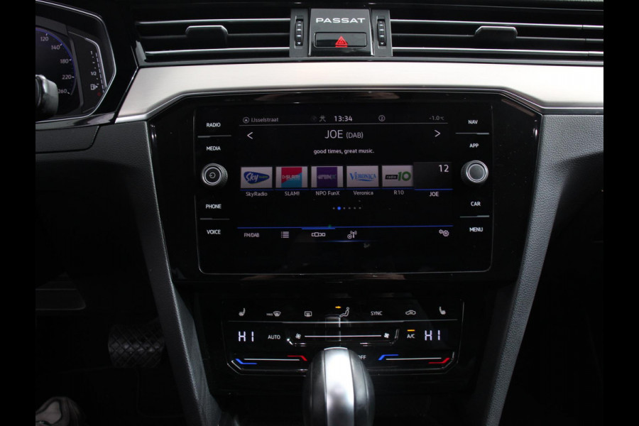 Volkswagen Passat Variant 1.5 TSI 150 pk DSG Elegance High Navigatie Apple Carplay/Android Auto Parkeersensoren Camera Elektrische achterklep Adaptieve Cruise Control Virtual Cockpit Afneembare trekhaak Ledverlichting Bestuurderstoel elektrisch