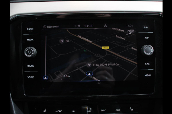Volkswagen Passat Variant 1.5 TSI 150 pk DSG Elegance High Navigatie Apple Carplay/Android Auto Parkeersensoren Camera Elektrische achterklep Adaptieve Cruise Control Virtual Cockpit Afneembare trekhaak Ledverlichting Bestuurderstoel elektrisch
