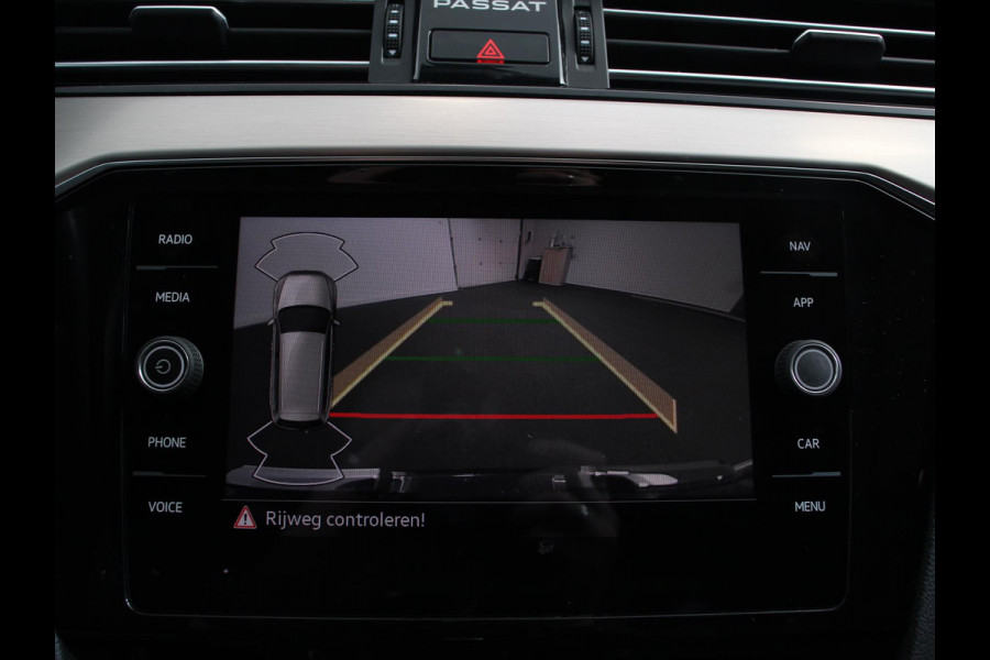 Volkswagen Passat Variant 1.5 TSI 150 pk DSG Elegance High Navigatie Apple Carplay/Android Auto Parkeersensoren Camera Elektrische achterklep Adaptieve Cruise Control Virtual Cockpit Afneembare trekhaak Ledverlichting Bestuurderstoel elektrisch