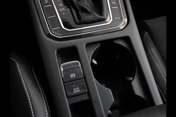 Volkswagen Passat Variant 1.5 TSI 150 pk DSG Elegance High Navigatie Apple Carplay/Android Auto Parkeersensoren Camera Elektrische achterklep Adaptieve Cruise Control Virtual Cockpit Afneembare trekhaak Ledverlichting Bestuurderstoel elektrisch