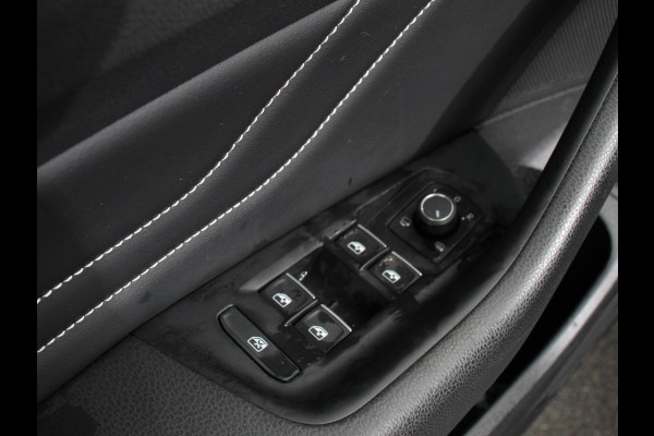Volkswagen Passat Variant 1.5 TSI 150 pk DSG Elegance High Navigatie Apple Carplay/Android Auto Parkeersensoren Camera Elektrische achterklep Adaptieve Cruise Control Virtual Cockpit Afneembare trekhaak Ledverlichting Bestuurderstoel elektrisch