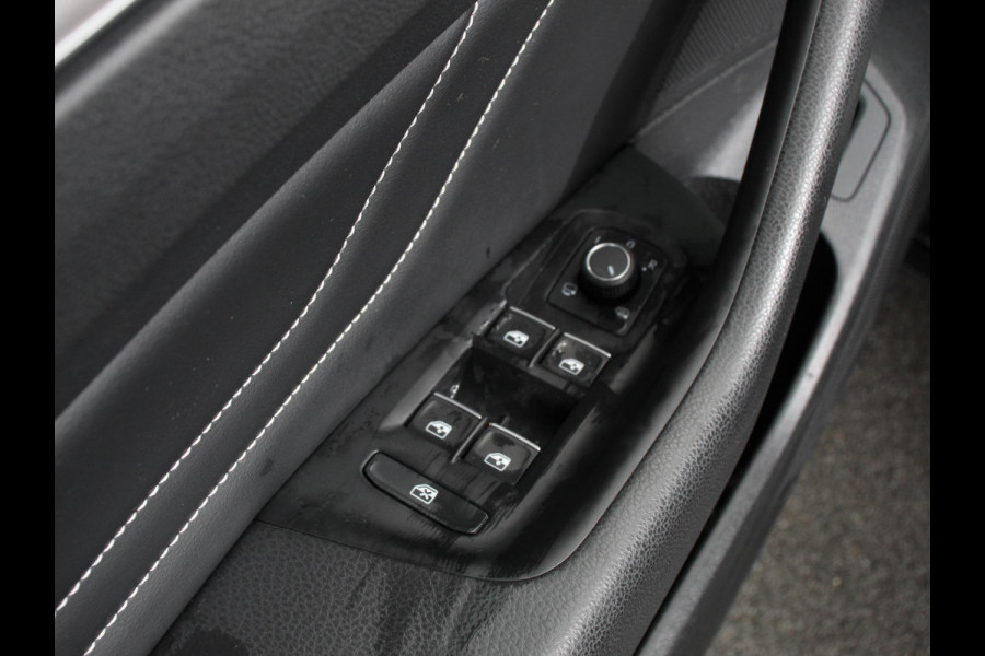 Volkswagen Passat Variant 1.5 TSI 150 pk DSG Elegance High Navigatie Apple Carplay/Android Auto Parkeersensoren Camera Elektrische achterklep Adaptieve Cruise Control Virtual Cockpit Afneembare trekhaak Ledverlichting Bestuurderstoel elektrisch