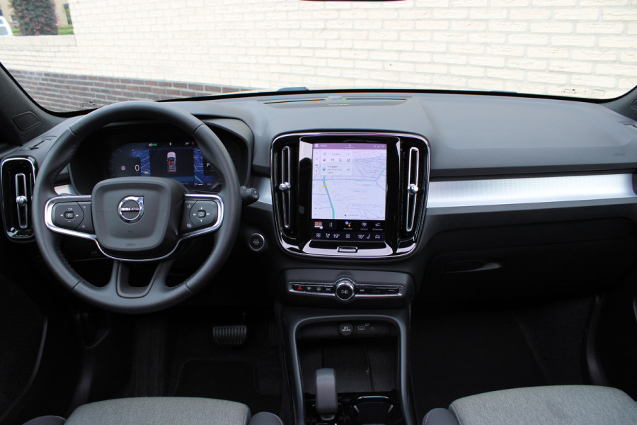 Volvo XC40 2.0 B3 Plus Black Edition | Panoramadak | 360 Camera | H&K | 20'' | Google