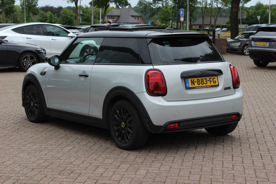 MINI Electric MINI Yours 33 kWh / SoH 95,3% / Panoramadak / Leder / Keyless / 17'' / CarPlay / Navigatie / Stuur+Stoelverwarming / Cruise Control / LED Koplampen
