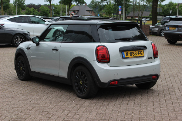 MINI Electric MINI Yours 33 kWh / SoH 95,3% / Panoramadak / Leder / Keyless / 17'' / CarPlay / Navigatie / Stuur+Stoelverwarming / Cruise Control / LED Koplampen