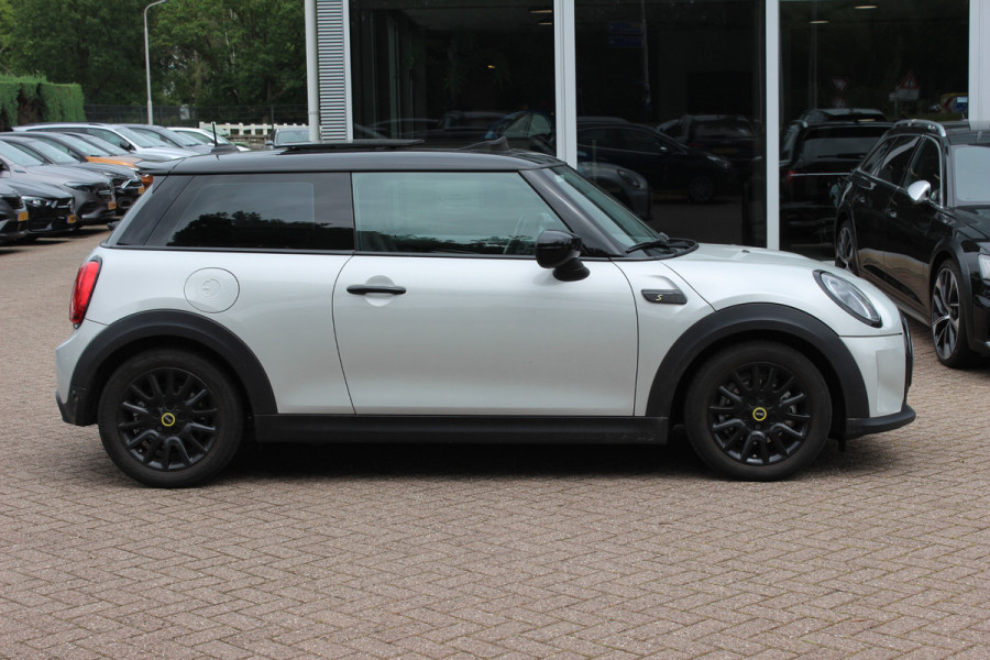 MINI Electric MINI Yours 33 kWh / SoH 95,3% / Panoramadak / Leder / Keyless / 17'' / CarPlay / Navigatie / Stuur+Stoelverwarming / Cruise Control / LED Koplampen