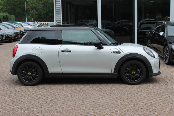 MINI Electric MINI Yours 33 kWh / SoH 95,3% / Panoramadak / Leder / Keyless / 17'' / CarPlay / Navigatie / Stuur+Stoelverwarming / Cruise Control / LED Koplampen