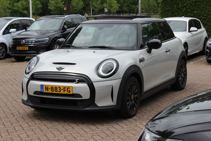 MINI Electric MINI Yours 33 kWh / SoH 95,3% / Panoramadak / Leder / Keyless / 17'' / CarPlay / Navigatie / Stuur+Stoelverwarming / Cruise Control / LED Koplampen
