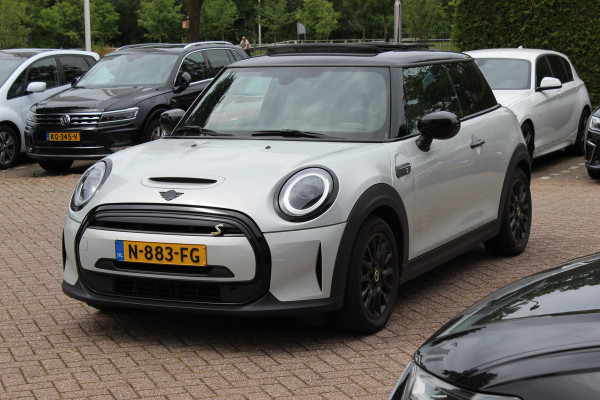 MINI Electric MINI Yours 33 kWh / SoH 95,3% / Panoramadak / Leder / Keyless / 17'' / CarPlay / Navigatie / Stuur+Stoelverwarming / Cruise Control / LED Koplampen