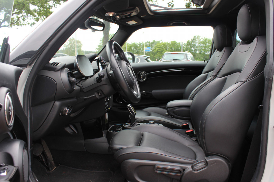 MINI Electric MINI Yours 33 kWh / SoH 95,3% / Panoramadak / Leder / Keyless / 17'' / CarPlay / Navigatie / Stuur+Stoelverwarming / Cruise Control / LED Koplampen