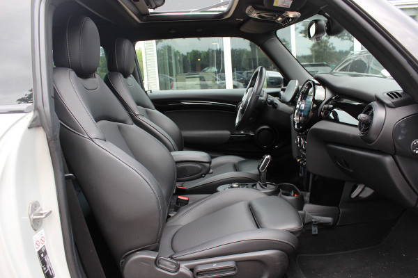MINI Electric MINI Yours 33 kWh / SoH 95,3% / Panoramadak / Leder / Keyless / 17'' / CarPlay / Navigatie / Stuur+Stoelverwarming / Cruise Control / LED Koplampen