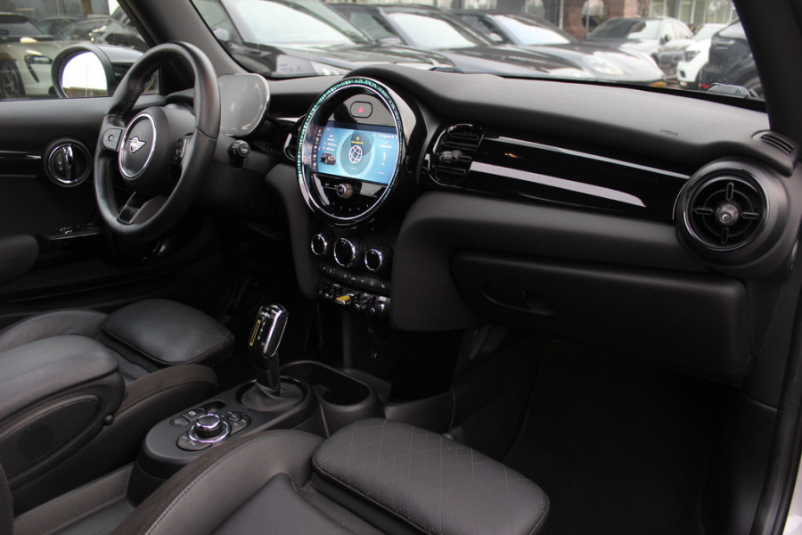 MINI Electric MINI Yours 33 kWh / SoH 95,3% / Panoramadak / Leder / Keyless / 17'' / CarPlay / Navigatie / Stuur+Stoelverwarming / Cruise Control / LED Koplampen